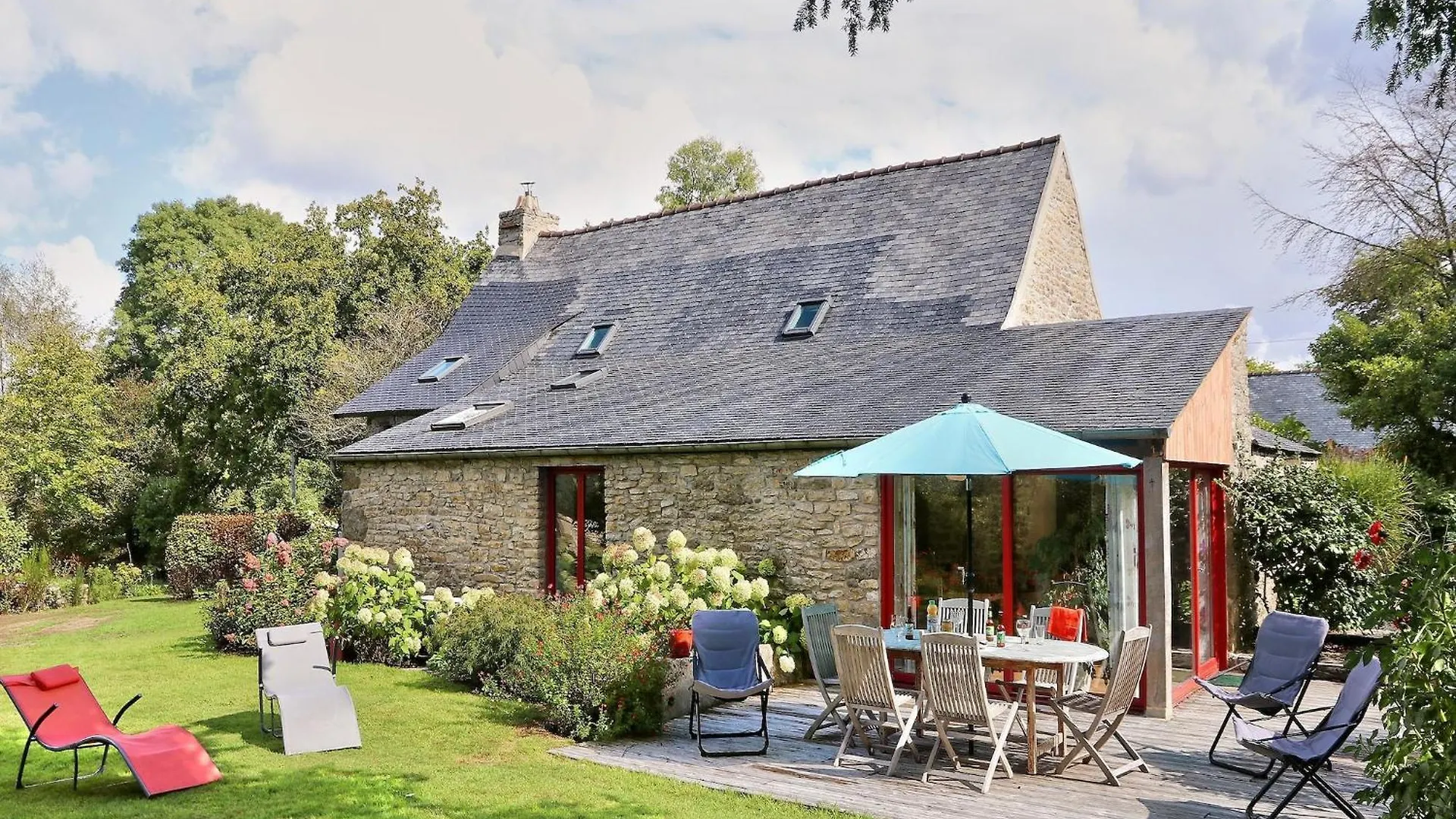 Cosy Holiday Home In Huelgoat With Terrace, Cleaning Included 0*,  法国