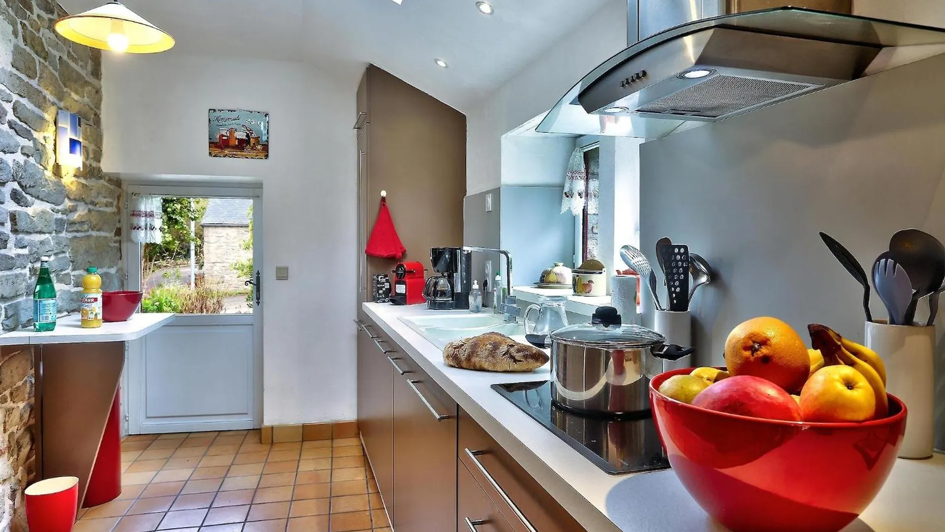 Cosy Holiday Home In Huelgoat With Terrace, Cleaning Included 0*,  法国